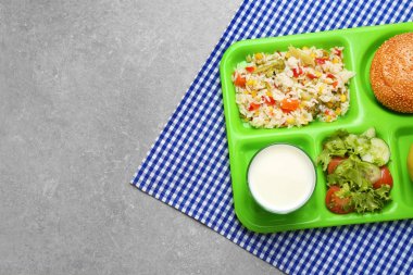 Tepsi masasına lezzetli yemek ile hizmet veren