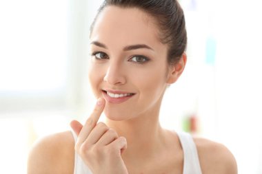 Genç kadın dudaklarına dokunmadan