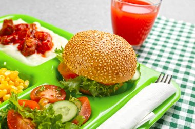 Tepsi masasına lezzetli yemek ile hizmet veren