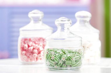 Farklı tatlılar kavanozlarda