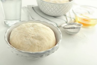 Çiğ hamur ve malzemelerle kase 