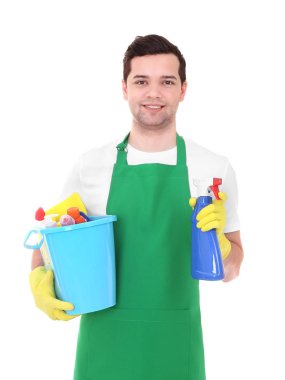 Temizleme ürünleri, beyaz arka plan üzerinde ile genç adam