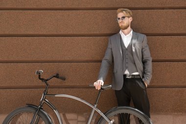 Bisikletli genç adam 