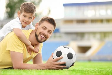 Baba ve oğul futbol topu ile
