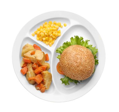 Tepsi masasına lezzetli yemek ile hizmet veren