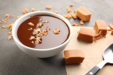 Karamel sosu ve şeker ile kase 