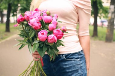 buket güzel peonies ile tutan kadın 