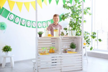 Sayaç limonata satan şirin küçük çocuk