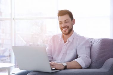 yakışıklı adam laptop ile çalışma 