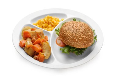 Tepsi masasına lezzetli yemek ile hizmet veren