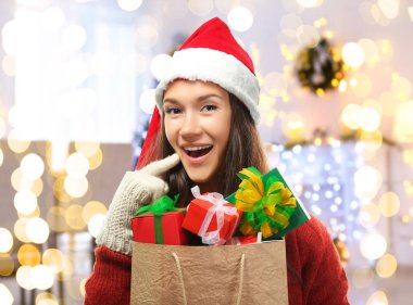 vrouw in Kerstman hoed, bedrijf geschenken 