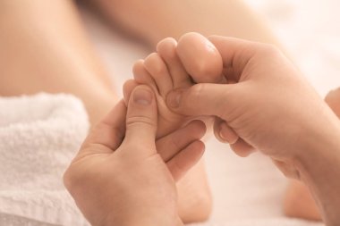 ayak masajı sahip genç bir kadın
