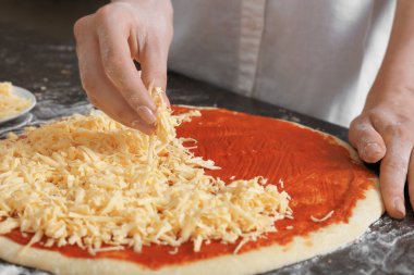 Pizza Hazırlama kadın 