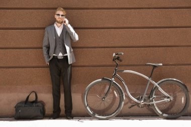 Genç adam telefonda konuşuyor.