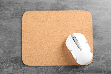 Boş mat ve kablosuz fare  