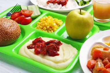 Tepsi masasına lezzetli yemek ile hizmet veren