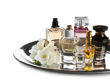 Farklı parfüm şişe ile tepsi 