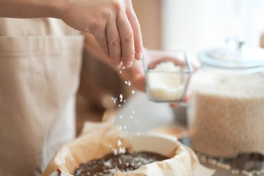 Rendelenmiş hindistan cevizi yağmurlama kadın 