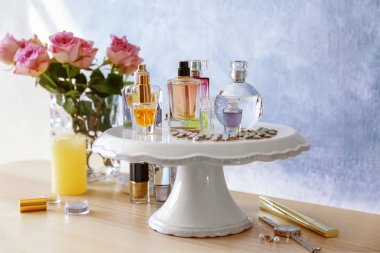 Tepsi parfüm şişe ile