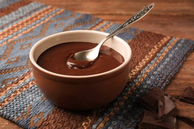 Kase lezzetli eritilmiş çikolata sos ile 