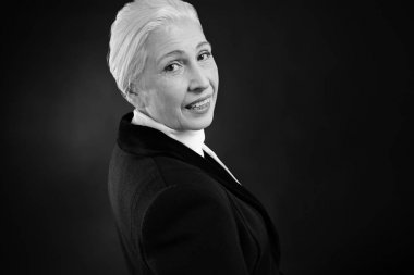 Güzel zarif yaşlı kadın 