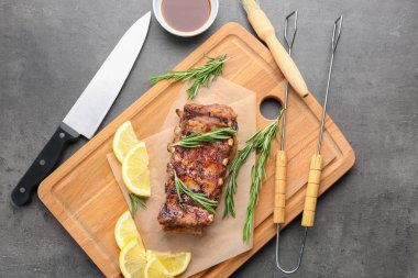 Lezzetli domuz kaburga ile kompozisyon 