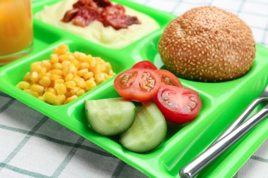 Tepsi masasına lezzetli yemek ile hizmet veren