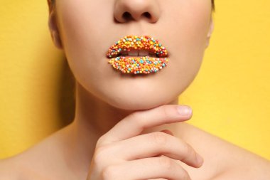 Güzel genç kadının dudakları ile sprinkles kaplı