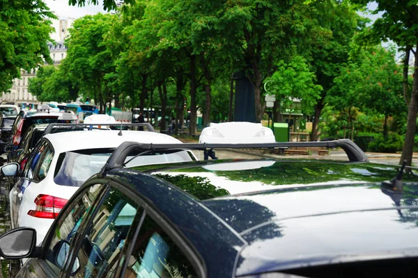 Taxiautos parkten in Gehwegnähe — Stockfoto