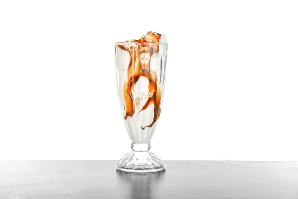 Vaniljglass och kolasås — Stockfoto