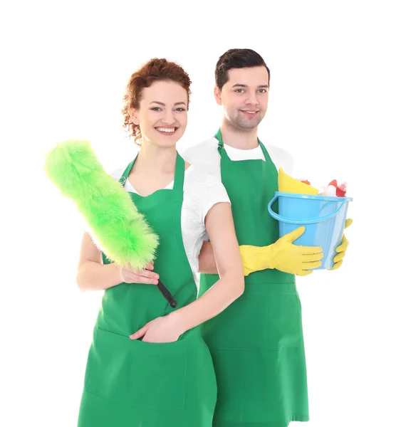 Pessoal de limpeza em aventais verdes sobre fundo branco — Fotografia de Stock