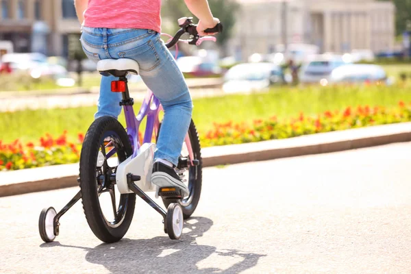 Schattig Kindje Fietsten Buitenshuis Een Zonnige Dag — Stockfoto