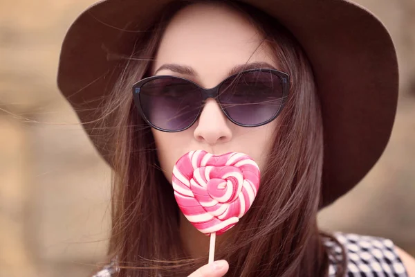 Beautiful young woman — Stock Photo, Image