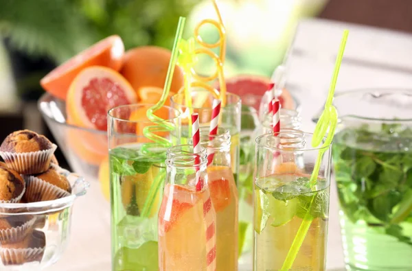 Artículos de vidrio con diferentes tipos de limonada — Foto de Stock