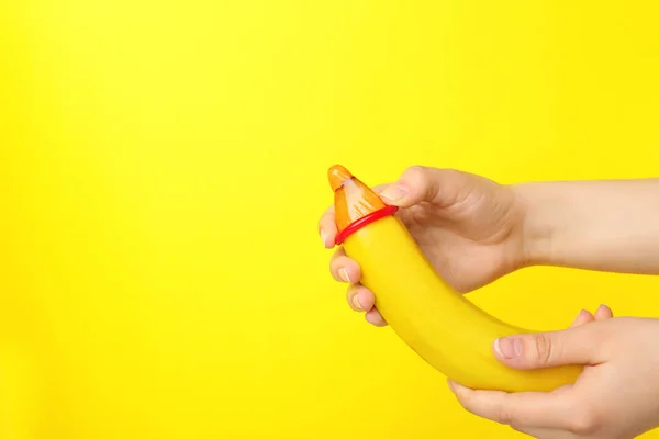 Preservativo em banana. Conceito de sexo seguro — Fotografia de Stock