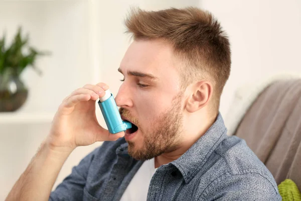 Młody człowiek za pomocą inhalatora — Zdjęcie stockowe