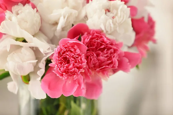 Vase avec de belles pivoines — Photo