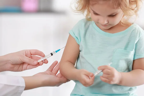 Dokter vaccinerend kind op lichte achtergrond — Stockfoto