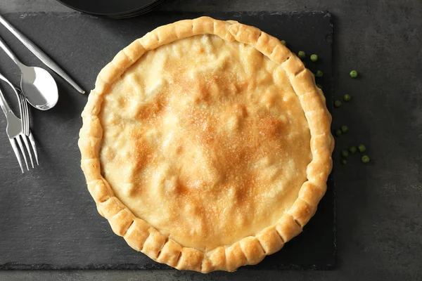 Plato de pizarra con delicioso pastel de pavo —  Fotos de Stock