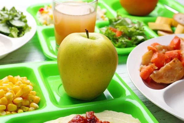 Serve vassoio con cibo delizioso sul tavolo — Foto Stock