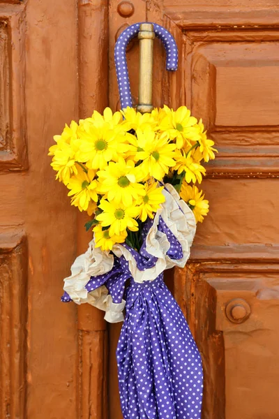 Fliederfarbener Regenschirm mit schönen Blumen — Stockfoto