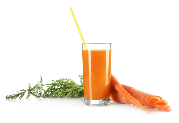 Copo de suco e cenouras frescas — Fotografia de Stock