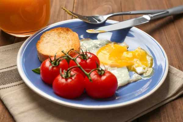 Ovo fácil com torradas e tomates — Fotografia de Stock