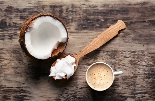 Чашка вкусного кокосового кофе и ложка с маслом — стоковое фото