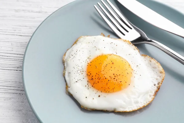 Tallrik med Solsidan upp stekt ägg — Stockfoto