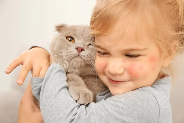 Malá Holčička Červenou Vyrážku Všeobjímající Pet Closeup Pojem Alergie Kočky — Stock fotografie