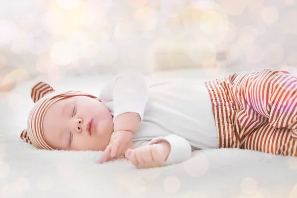 Piękne Dziecko Śpi Łóżku Niewyraźne Światła Tle — Zdjęcie stockowe