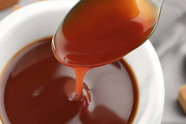 Pouring caramel sauce — Stock Photo, Image