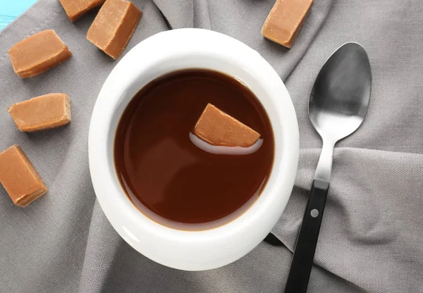 Bowl dengan saus karamel dan permen — Stok Foto
