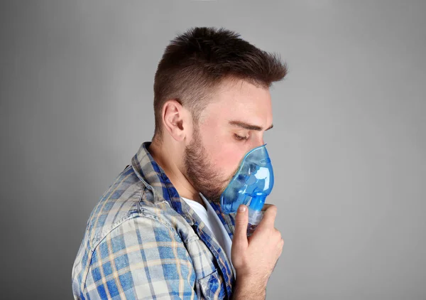 Young man using nebulizer for asthma — Stock Photo, Image